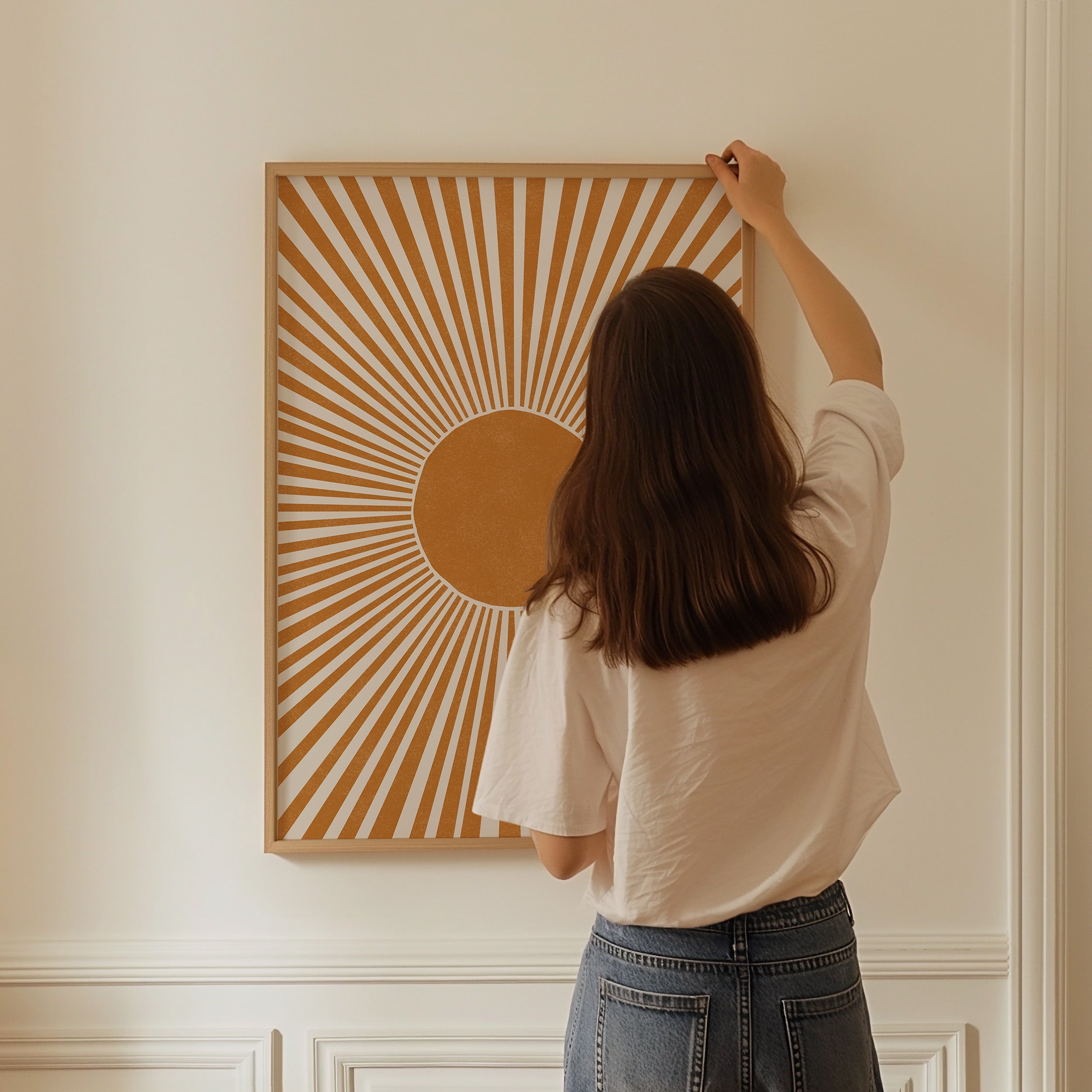 Zon poster is warm oranje op witte muur. Dag saaie muur, hallo stijlvol huis.