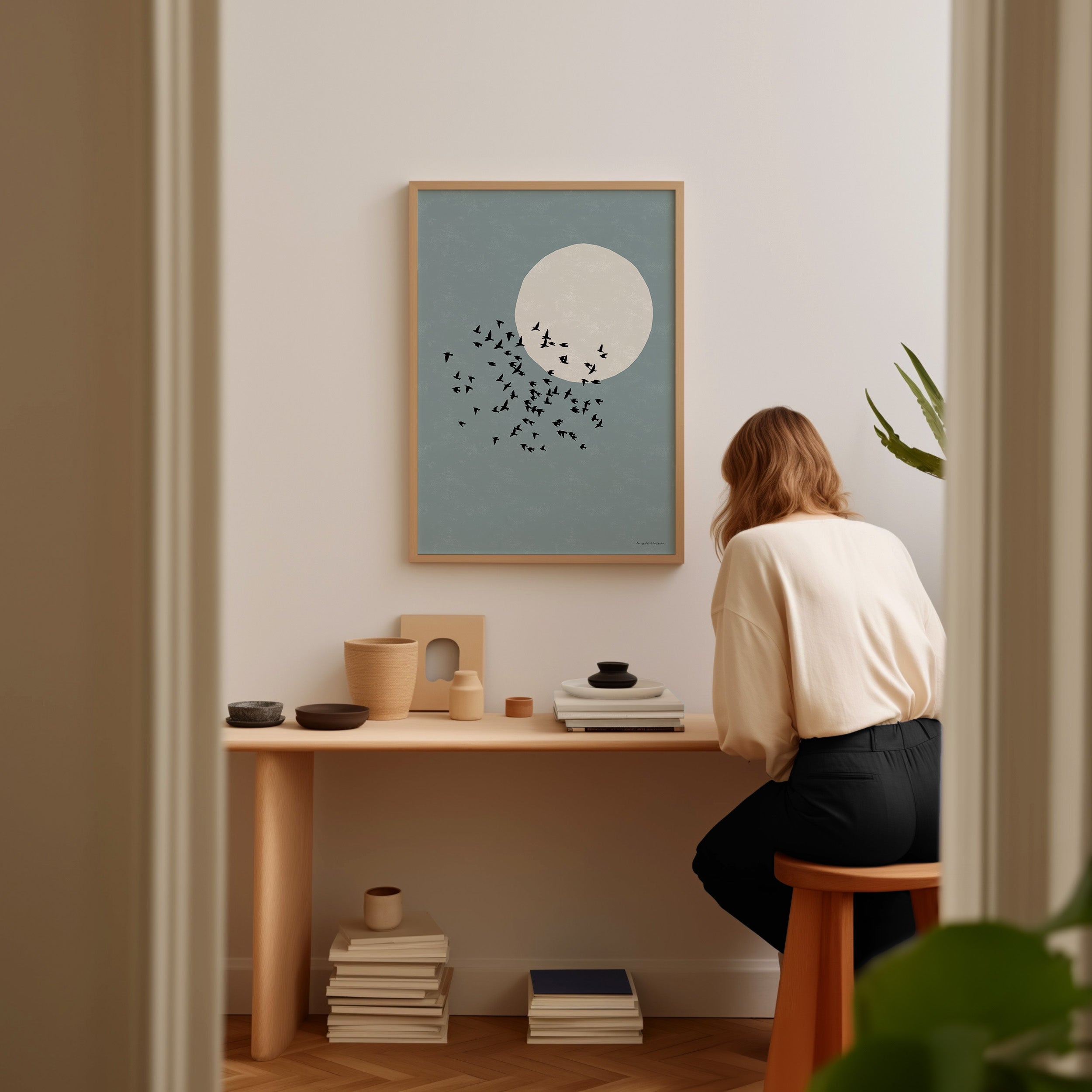 Studieplek met een inspirerende en rustgevende poster van een zwerm vogels in de kleur lichtblauw. 