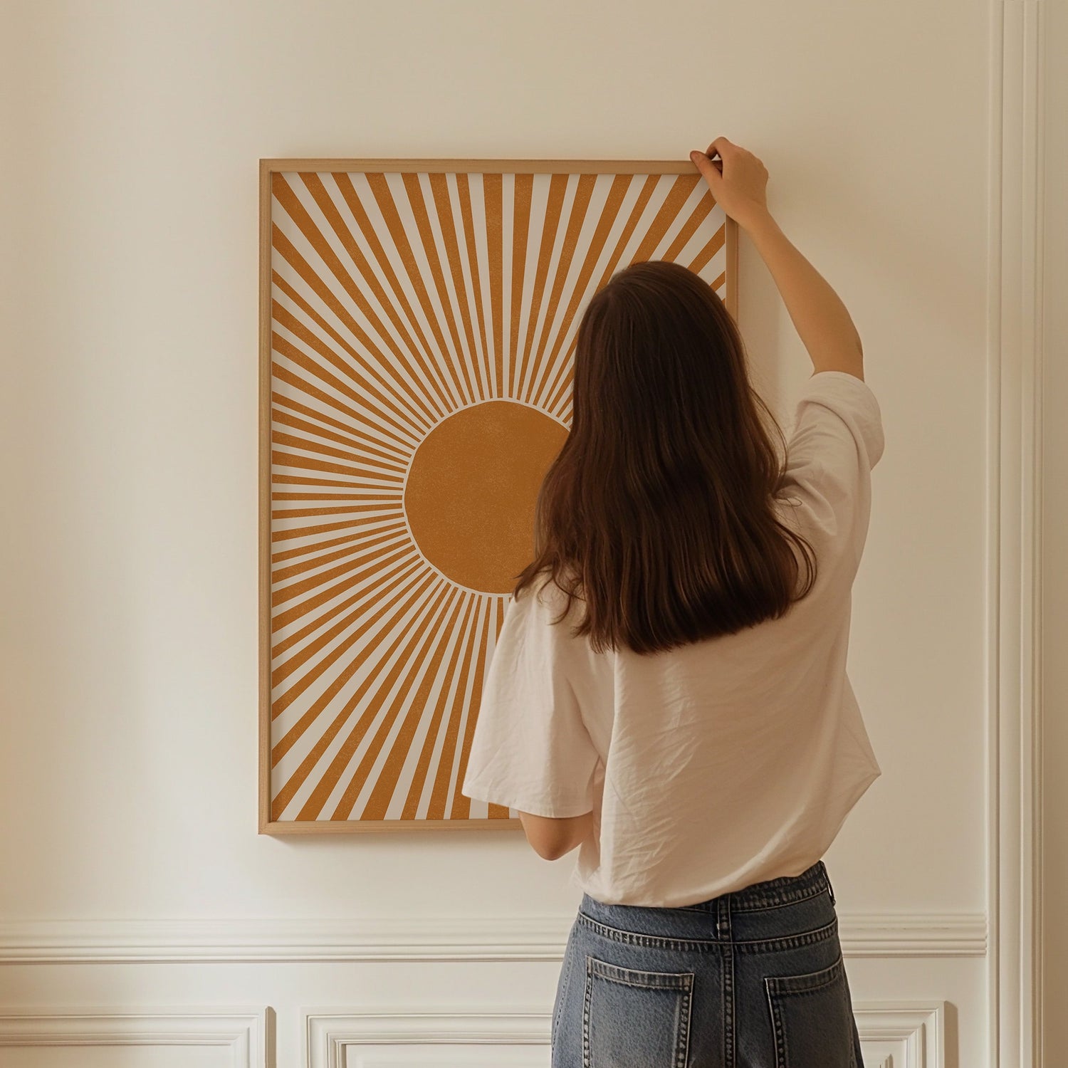 Zon poster is warm oranje op witte muur. Dag saaie muur, hallo stijlvol huis. 