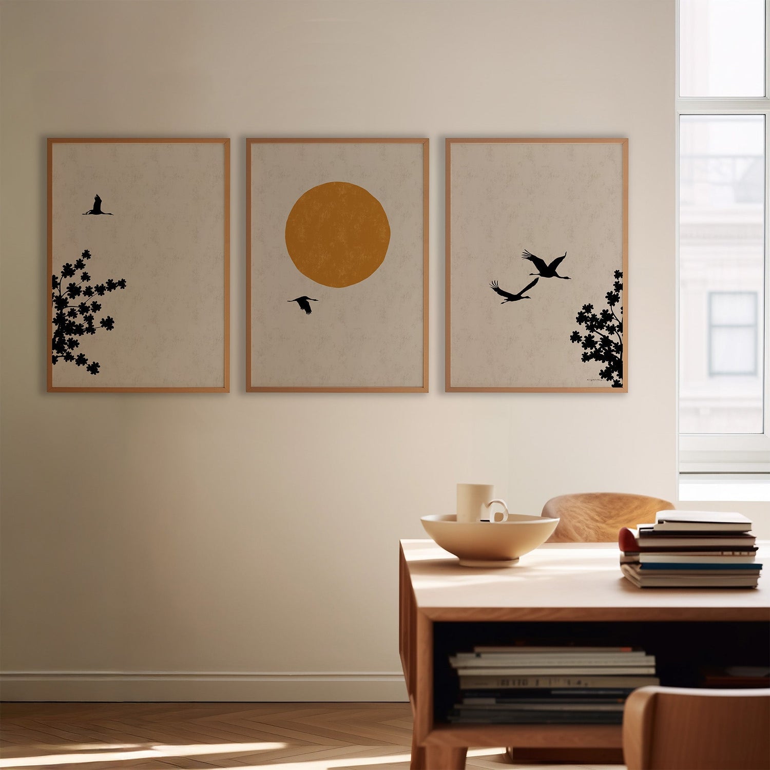 Japandi Interieur met een grijs drieluik poster met natuurlijke elementen zoals vogels,bloesem en de zon.