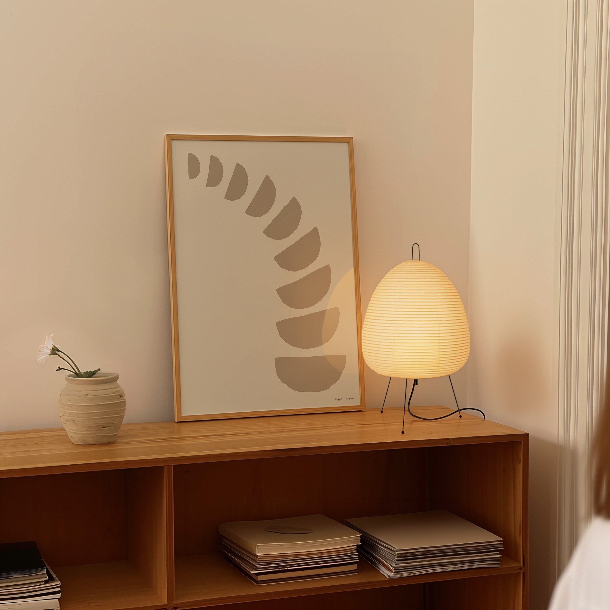 Voorbeeld van een poster in een kleine woonkamer. De poster heeft lichte kleuren, textuur en is aangevuld met verlichting.