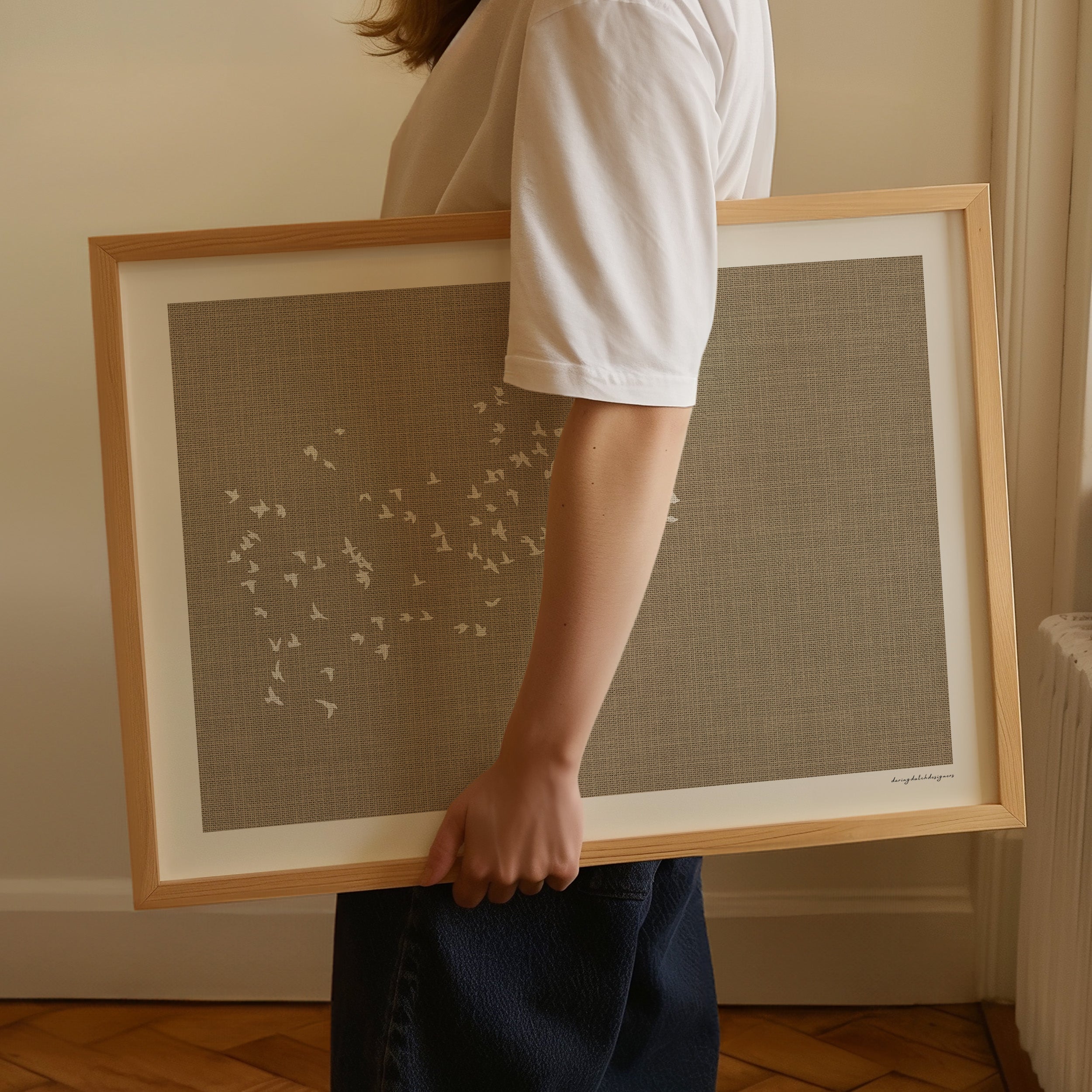 Poster horizontaal met zwerm vogels op linnen look achtergrond. Kleur taupe. Daring Dutch Designers
